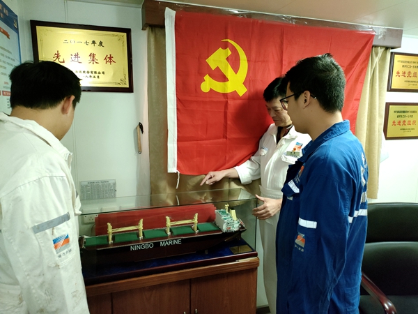 宁波海运“明州78”轮党小组在党史学习教育中，积极开展“3+30”活动。图为该轮党小组长为青年党员讲海运发展史。（文、摄：郑江）_副本_副本.jpg