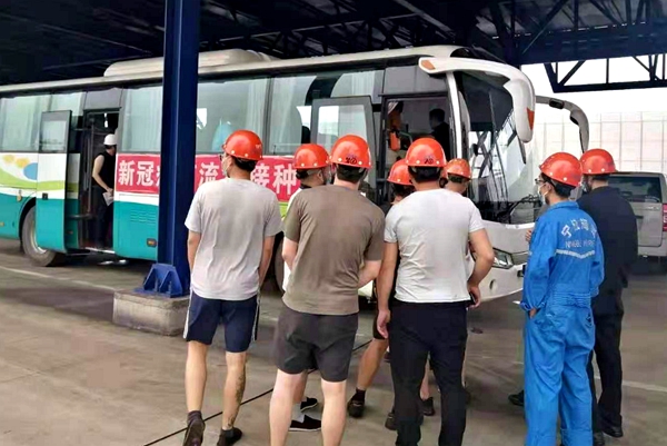 疫苗接种专车直接开到“明州68”轮船舷边为船员进行现场疫苗接种。朱文达摄_副本_副本.jpg