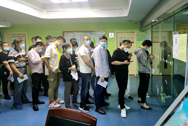 宁波海运从船舶接送船员到宁波开展疫苗统一接种。朱文达摄_副本_副本.jpg