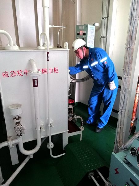 宁波海运辖管“浙能5”轮轮机员在检查机舱应急设备。许众摄_副本_副本.jpg