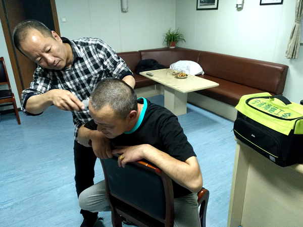 船舶三支部书记、“明州59毛轮船长红帅为船员理发。林建伟摄_副本_副本.jpg
