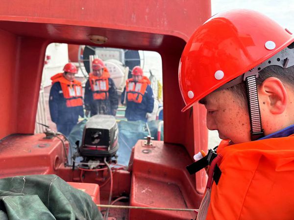 “富兴22”轮船员在进行救助艇艇机测试。罗杰 摄_副本.jpg