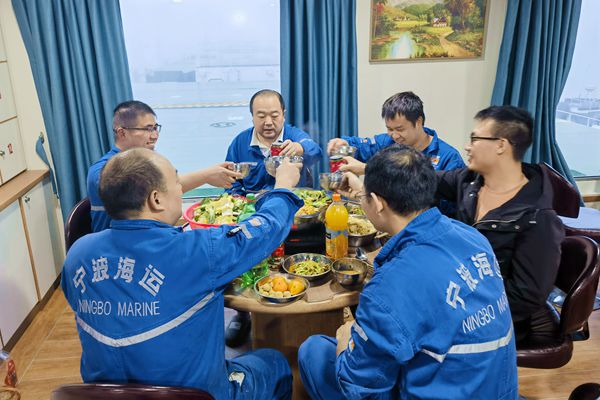 “明州506”轮船员们围坐一炉享受美味。杨天赐 摄_副本.jpg