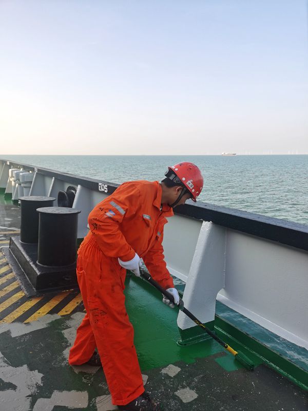 “明州35”轮船员在进行刷漆保养工作。厉永平 摄_副本.jpg