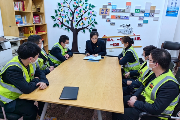 宁波海运明州高速保国寺收费所认真学贯职代会精神。刘益锦 摄_副本.jpg