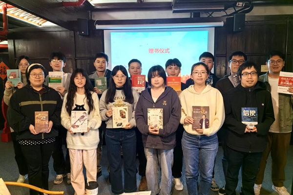 宁波海运组织开展“世界读书日”活动。金路 摄_副本_副本.jpg