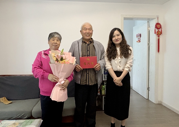 宁波海运工会专程看望退休职工、全国劳模张帆芳同志。陆莹摄_副本.jpg