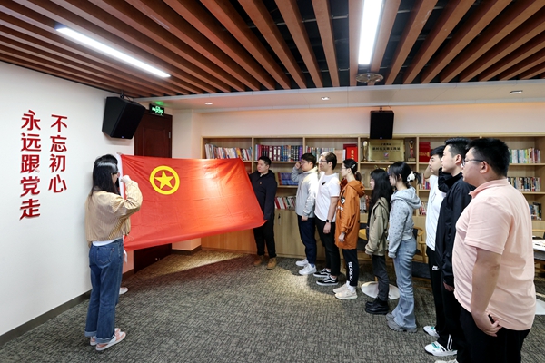公司团员青年重温入团誓词。陆莹 摄_副本.jpg