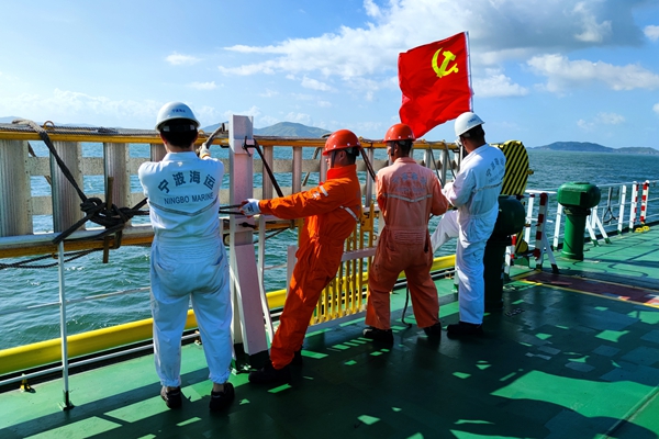 宁波海运船舶青年在台风天气来临前，对甲板悬梯进行捆扎牢固作业。_副本.jpg