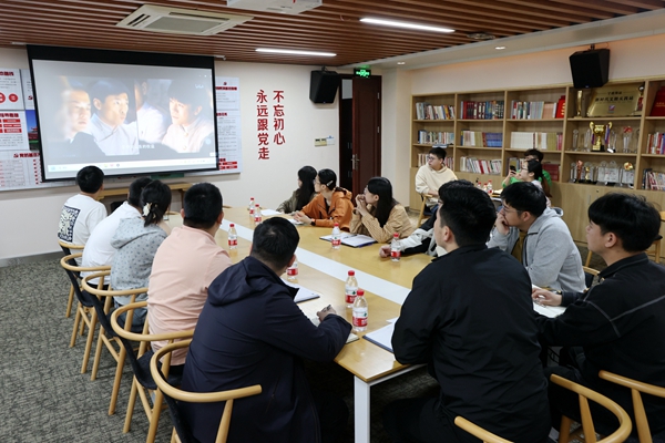 公司团员青年集体观看五四系列影视作品。陆莹 摄_副本.jpg