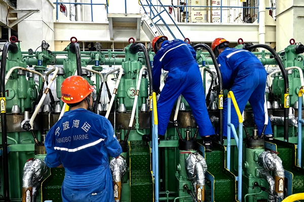 机舱检修保养迎峰度夏。李靖南摄_副本.jpg 机舱检修保养迎峰度夏。李靖南摄_副本.jpg