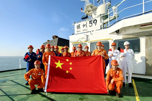 宁波海运：国旗飘扬映初心 坚守蔚蓝写忠诚