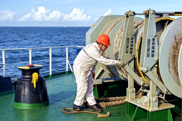 甲板检修保养迎峰度夏。黄钦强摄 (1)_副本.jpg 甲板检修保养迎峰度夏。黄钦强摄 (1)_副本.jpg