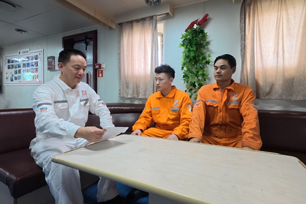 宁波海运船长与船员开展日常谈心谈话。陆莹 摄_副本.jpg 宁波海运船长与船员开展日常谈心谈话。陆莹 摄_副本.jpg