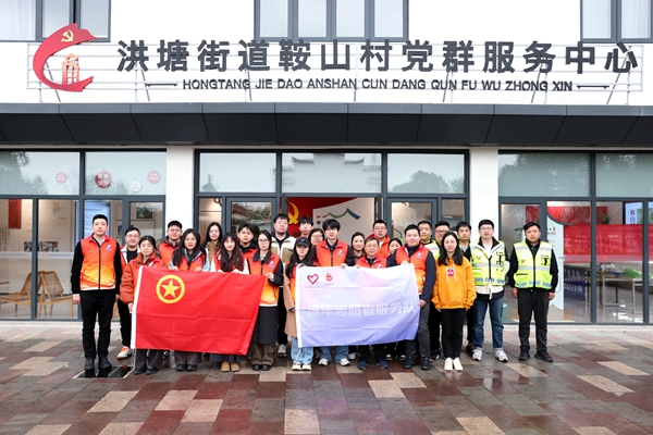 团委学雷锋。黄崇武摄_副本.jpg