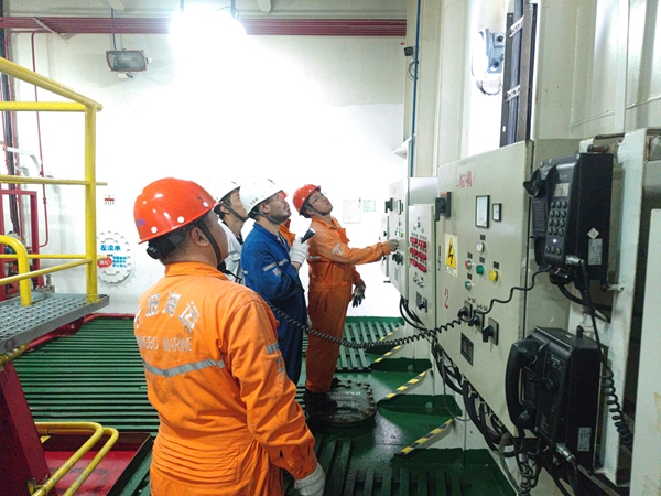 船舶舵机应急操作。陈忠伟 摄_副本.jpg 船舶舵机应急操作。陈忠伟 摄_副本.jpg