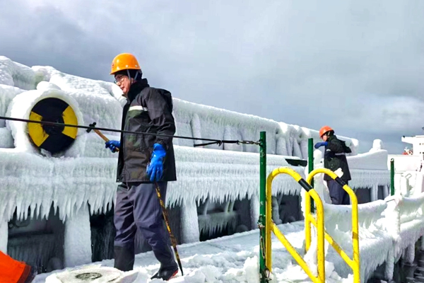 明州57轮船员雪中工作。石宗桦摄 (5)_副本.jpg 明州57轮船员雪中工作。石宗桦摄 (5)_副本.jpg