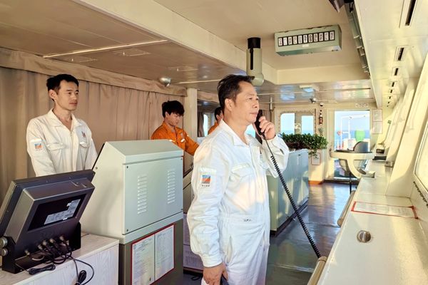 海天一线间,宁波海运船员于驾驶台严阵以待、沉稳操舵,密切关注海况信息,护航能源保运每一程。李亚军 摄_副本.jpg 海天一线间,宁波海运船员于驾驶台严阵以待、沉稳操舵,密切关注海况信息,护航能源保运每一程。李亚军 摄_副本.jpg
